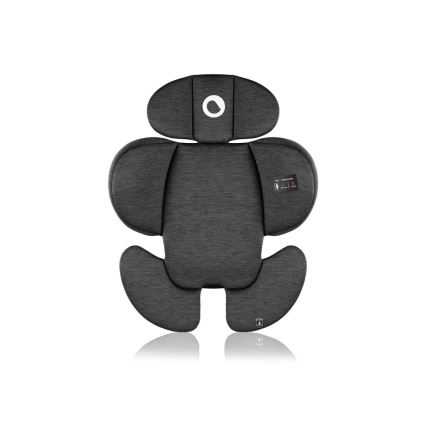 Autosedačka s opierkou hlavy je zobrazená spredu. Je tmavosivá, čalúnená a má bočné opierky. Na boku je malá štítková značka s piktogramom.