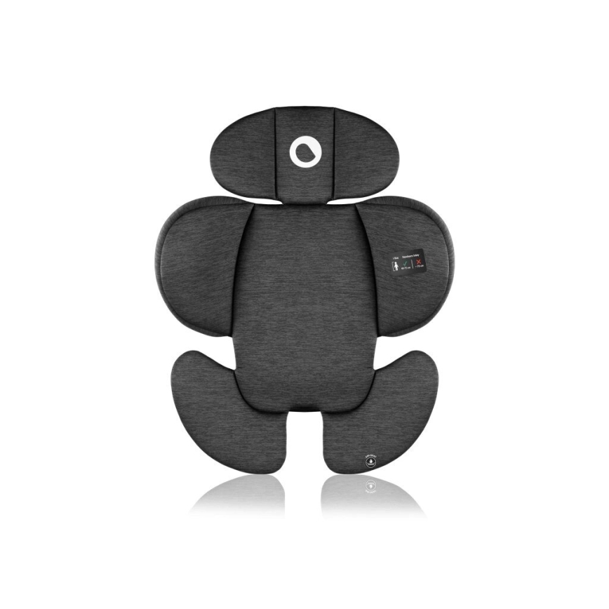 Autosedačka s opierkou hlavy je zobrazená spredu. Je tmavosivá, čalúnená a má bočné opierky. Na boku je malá štítková značka s piktogramom.