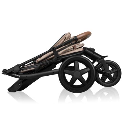 Kočík Lionelo je zložený. Má béžovú látku a čierny kovový rám. Stojí na troch kolesách na bielom pozadí.