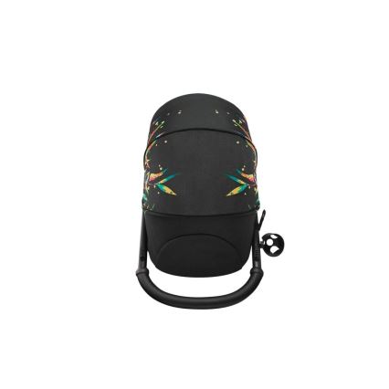 Čierno-červená vanička pre kočík s farebným vzorom listov je zložená. Vanička má rukoväť a otočné koliesko. Biela plocha tvorí pozadie.