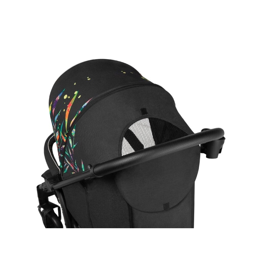 Detský kočík s čiernou strieškou s farebným vzorom listov a kvetov má vyklopenú rúčku. Strieška má sieťované okienko pre vetranie. Kočík je na bielom pozadí.