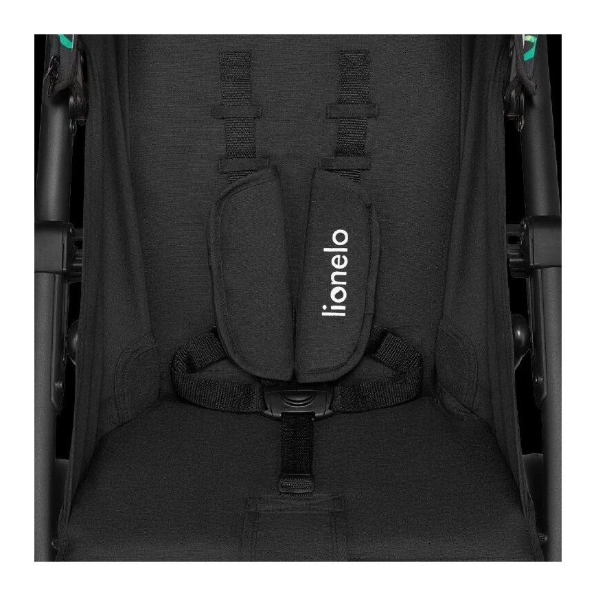 Pásy v detskom kočíku zabezpečujú dieťa. Pásy sú čierne s mäkkými podložkami a nápisom „lionelo“. Kočík je čierny.
