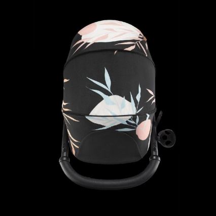 Kočík je zobrazený zhora. Jeho strieška má tmavý podklad s bledoružovými, svetlomodrými a bielymi listami. Kočík má čiernu rukoväť. Na boku je viditeľné malé koliesko.