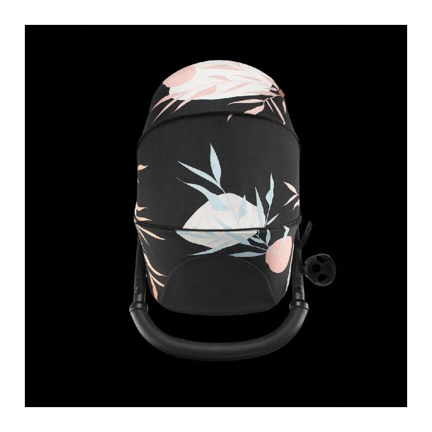 Kočík je zobrazený zhora. Jeho strieška má tmavý podklad s bledoružovými, svetlomodrými a bielymi listami. Kočík má čiernu rukoväť. Na boku je viditeľné malé koliesko.