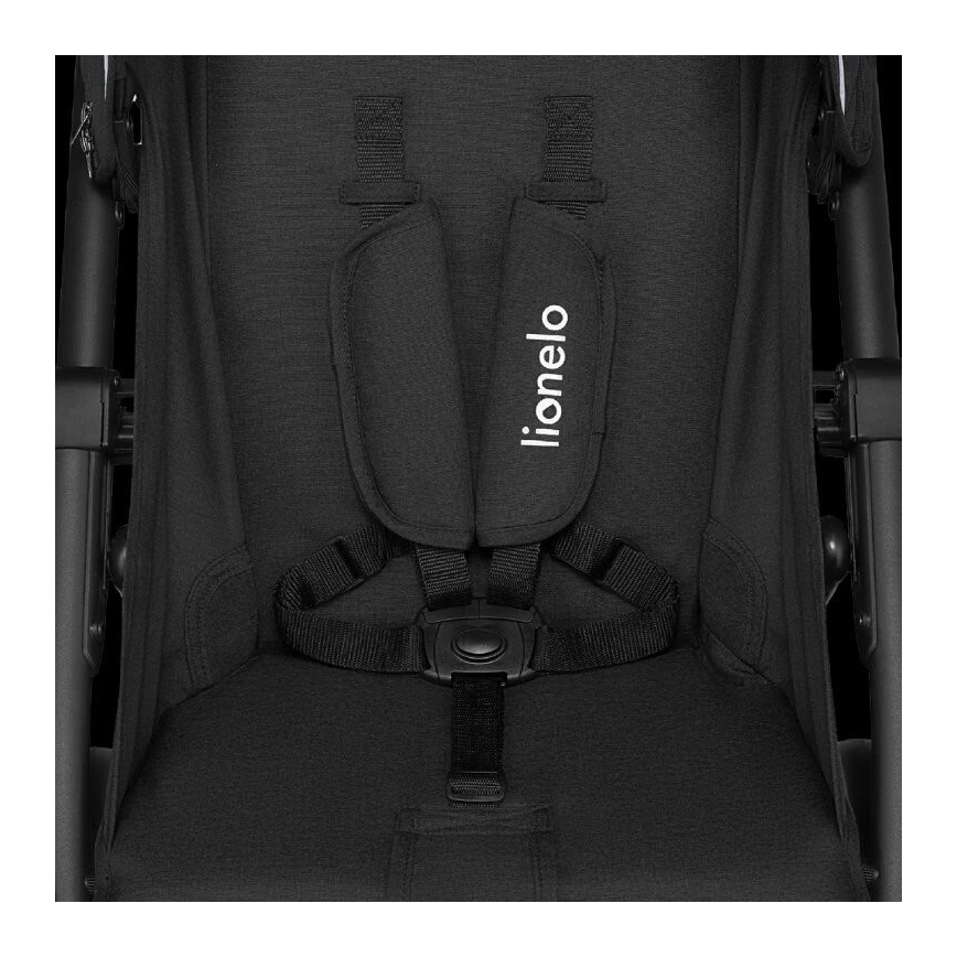 Pásy v kočíku zabezpečujú dieťa. Pásy sú čierne, s mäkkými ramennými opierkami. Na opierke je logo: lionelio.