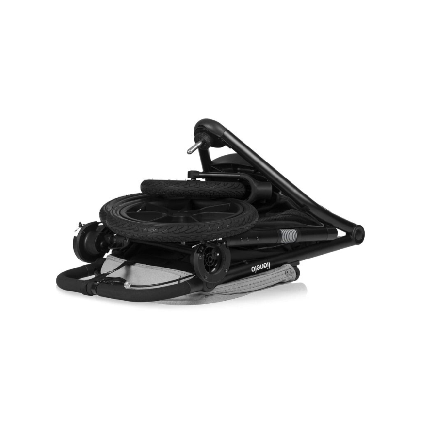 Kočík je zložený, pričom kolesá sú zložene na jeho ráme. Rám je čierny, sedacia časť svetlosivá. Na ráme je viditeľné logo „Tutetelo“. Kočík je umiestnený na bielom pozadí.