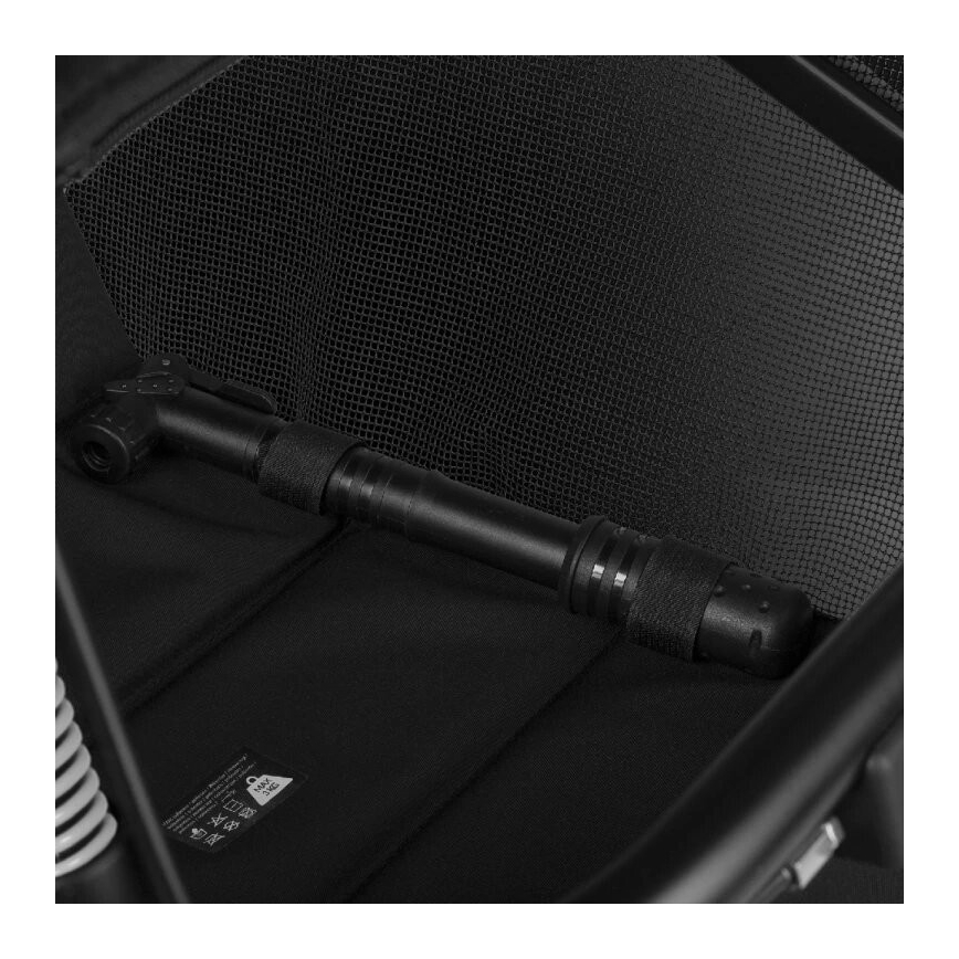 Čierna pumpa je uložená v čiernom textilnom vrecku s sieťovanou časťou. Pumpa je vodorovne umiestnená. Viditeľná je aj časť návodu s nečitateľným textom.