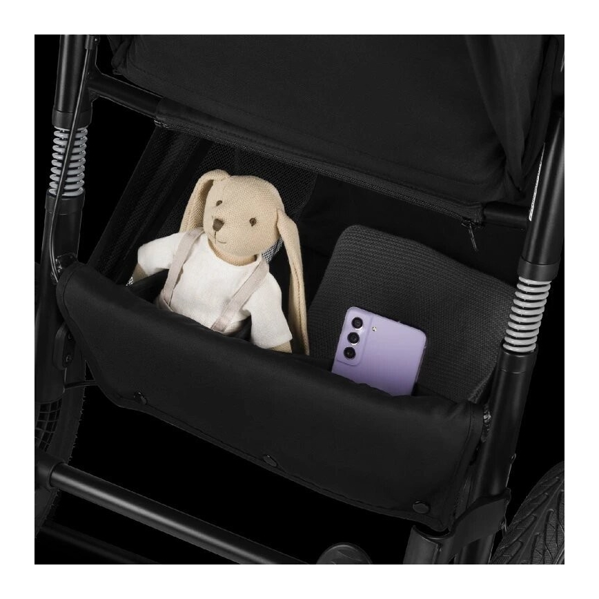 Kočík má odkladací priestor, v ktorom sa nachádza plyšová hračka a mobilný telefón. Odkladací priestor je súčasťou čierneho kočíka.
