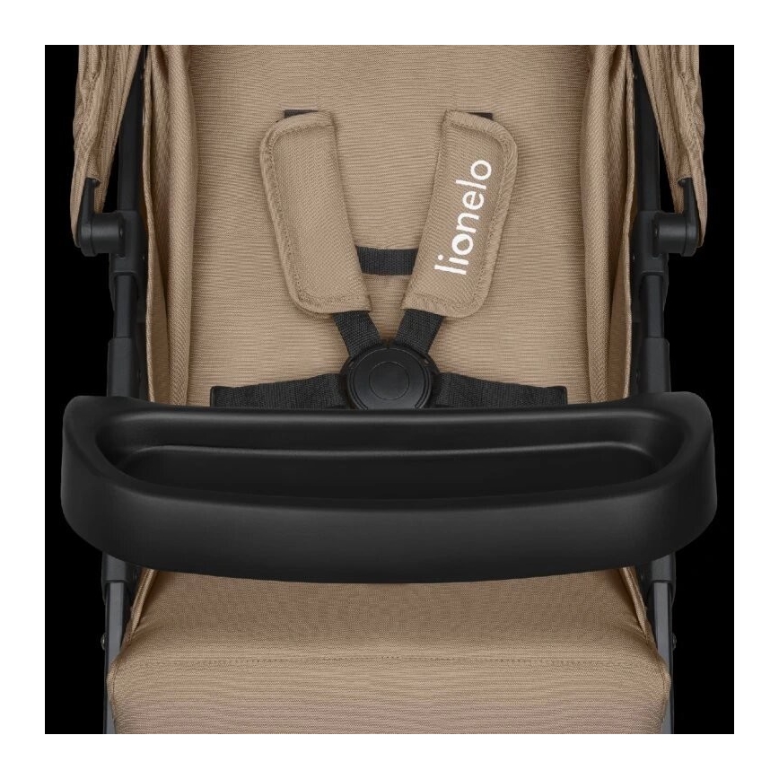 Detský kočík s bezpečnostnými pásmi a opierkou na ruky. Na opierke je nápis „lionelo“. Kočík je béžovej farby s čiernymi prvkami.