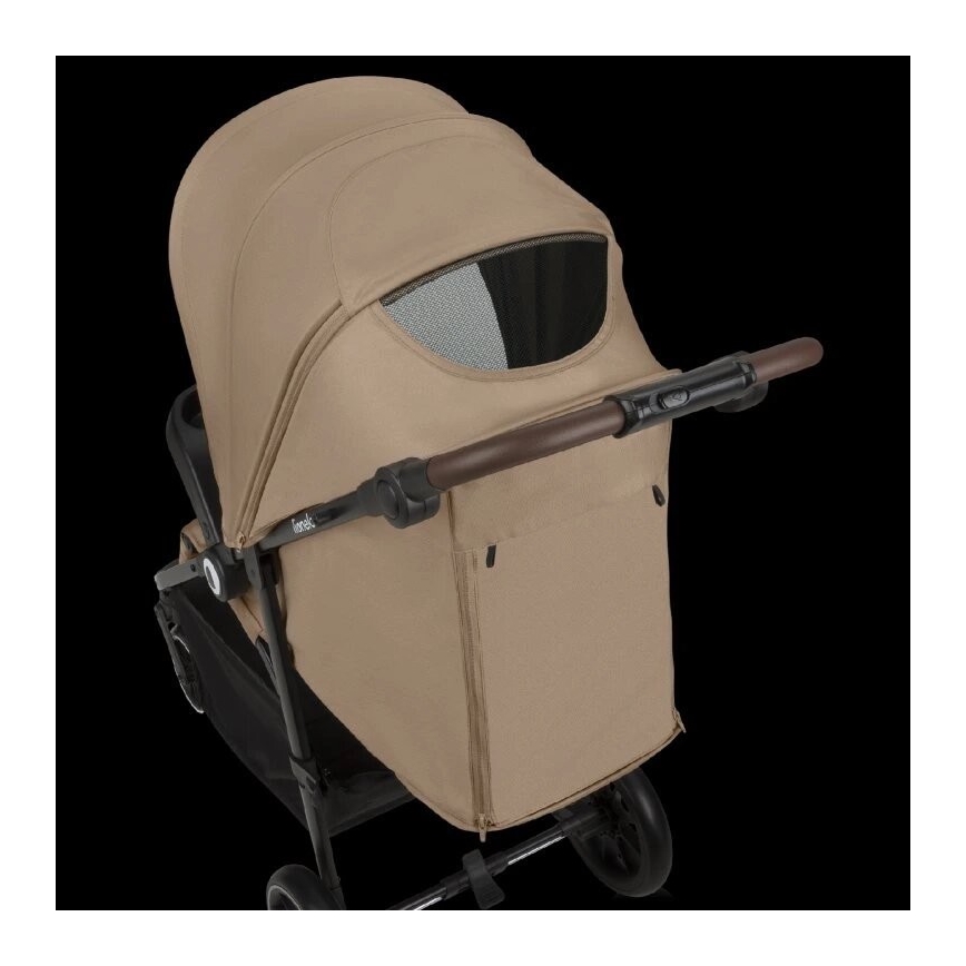 Kočík s hnedou strieškou a hnedou rúčkou je zobrazený zhora. Strieška má sieťované okienko. Kočík je na čiernom pozadí.