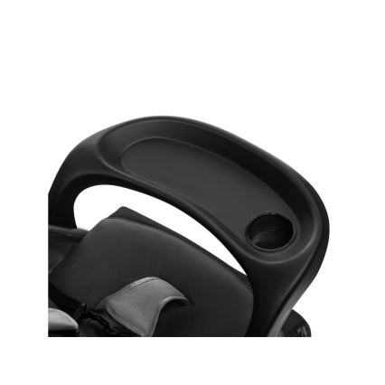 Sedacia časť detskej autosedačky s opierkou má pripevnenú odkladaciu plochu s držiakom na nápoje. Čierna plastová opierka je pripevnená k tmavosivej látkovej časti.