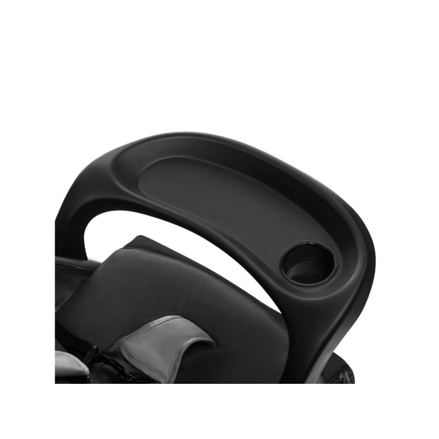 Sedacia časť detskej autosedačky s opierkou má pripevnenú odkladaciu plochu s držiakom na nápoje. Čierna plastová opierka je pripevnená k tmavosivej látkovej časti.