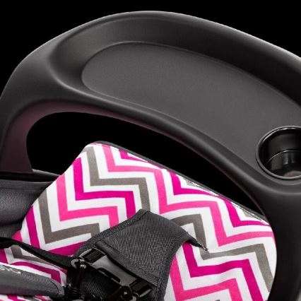 Odnímateľná tácka detského kočíka s držiakom na nápoje je umiestnená nad sedadlom s ružovo-sivým cik-cak vzorom. Sedadlo má bezpečnostné pásy.