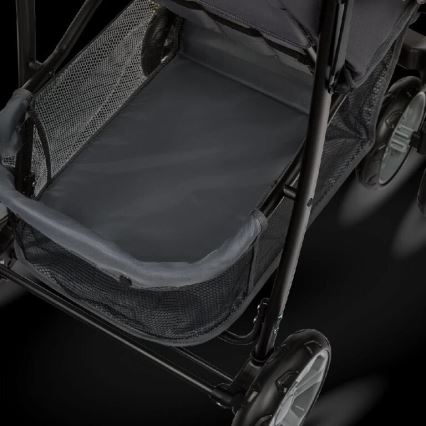 Kočík s odnímateľným košíkom z tmavosivej látky a sieťoviny, umiestnený na dvoch kolieskach, je zobrazený zhora. Košík je prázdny.