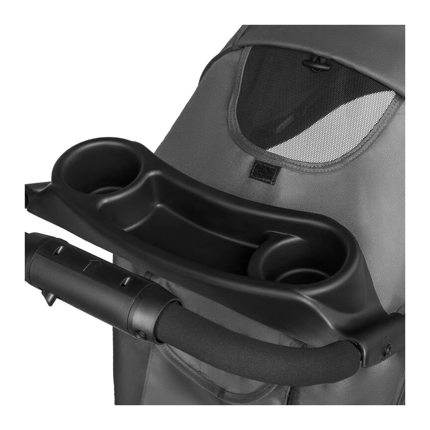 Plastová odkladacia plocha s dvomi držiakmi na poháre je pripevnená k rúčke športového kočíka sivej farby so sieťovaným okienkom.