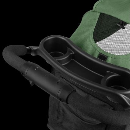 Kočík s odnímateľnou rukoväťou a držiakom na poháre. Rukoväť je z čierneho materiálu s penovým polstrovaním. Držiak je súčasťou čiernej odkladacie plochy. Kočík je zelenej farby s priehľadnou sieťkou.