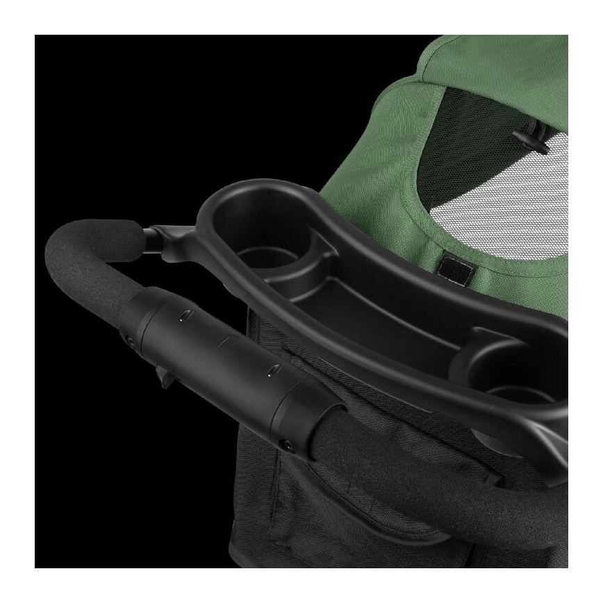 Kočík s odnímateľnou rukoväťou a držiakom na poháre. Rukoväť je z čierneho materiálu s penovým polstrovaním. Držiak je súčasťou čiernej odkladacie plochy. Kočík je zelenej farby s priehľadnou sieťkou.