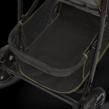 Vozík s dvoma kolesami má vnútornú priehradku s čiernym dnom a bočnou sieťovinou s olivovo zeleným lemom. Je zobrazená jeho vnútorná časť.