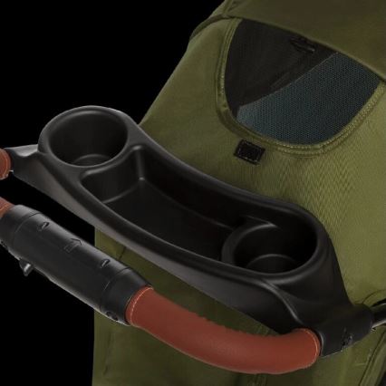 Kočík s odkladacou plošinou na nápoje a predmety. Plošina je pripevnená k rukoväti, ktorá má hnedé kožené zakončenie. Kočík je olivovo zelenej farby.