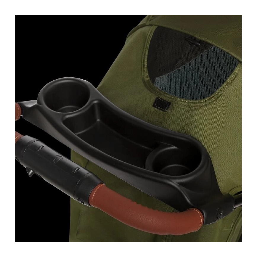 Kočík s odkladacou plošinou na nápoje a predmety. Plošina je pripevnená k rukoväti, ktorá má hnedé kožené zakončenie. Kočík je olivovo zelenej farby.