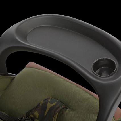 Odnímateľný plastový podnos s držiakom na nápoje je pripevnený k opierke stoličky. Stolička je čierno-olivovo-hnedá s maskáčovým vzorom.