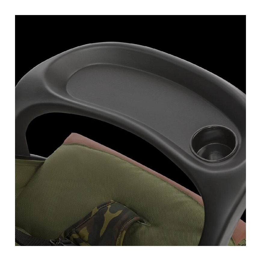 Odnímateľný plastový podnos s držiakom na nápoje je pripevnený k opierke stoličky. Stolička je čierno-olivovo-hnedá s maskáčovým vzorom.