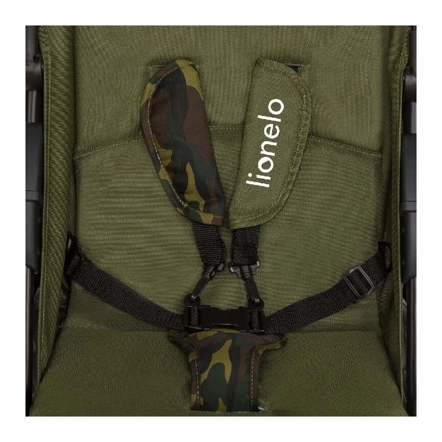 Pásy detského kočíka sú pripnuté na olivovo zelenej sedačke. Pásy sú čierne, s camo a bielym logom „lioneolo“.