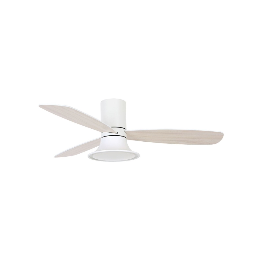 Biely stropný ventilátor s drevenými lopatkami sa otáča. Jeho dizajn je moderný, s bielym telom a svetlým prvkom. Ventilátor je umiestnený na bielom pozadí.