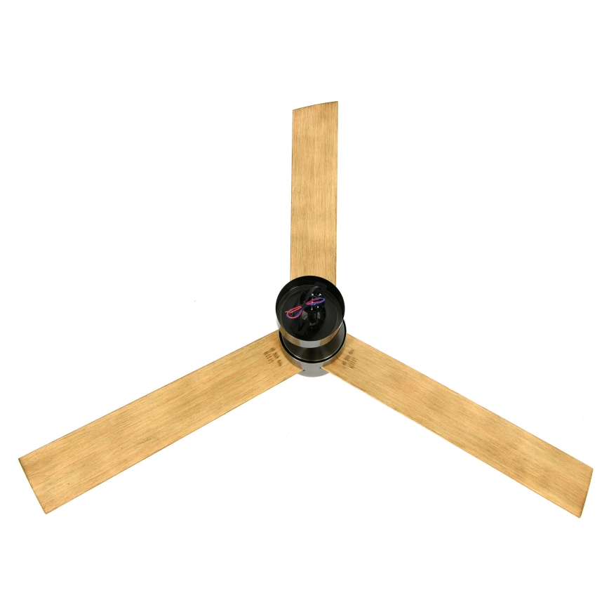 Trojlistý stropný ventilátor s drevenými lopatkami svetlohnedej farby a tmavosivým stredom je v pokoji. Viditeľné sú farebné drôty.