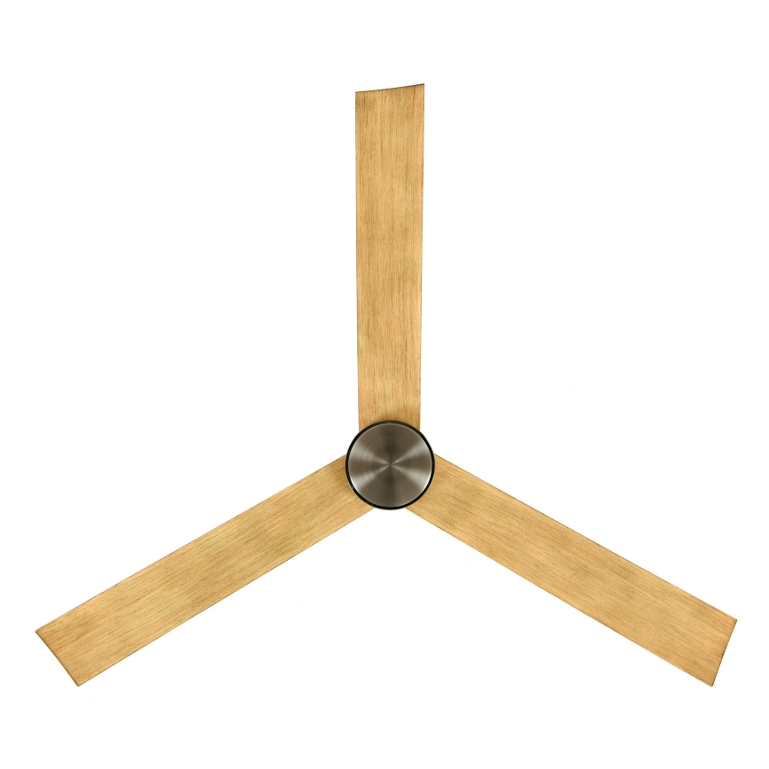 Trojlistý stropný ventilátor s drevenými lopatkami svetlohnedej farby a stredovou časťou z tmavej ocele sa nachádza na bielom pozadí.