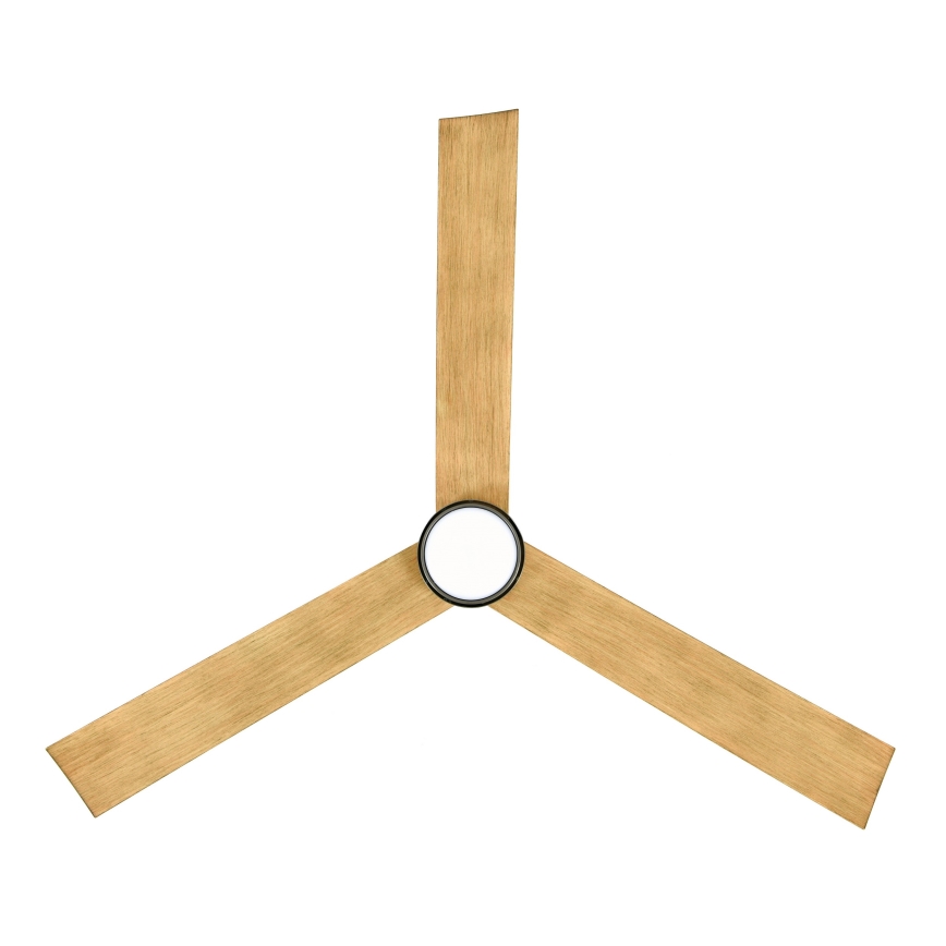 Trojlistý stropný ventilátor s drevenými lopatkami svetlohnedej farby a čiernym stredom s bielym svetlom je zobrazený na bielom pozadí.