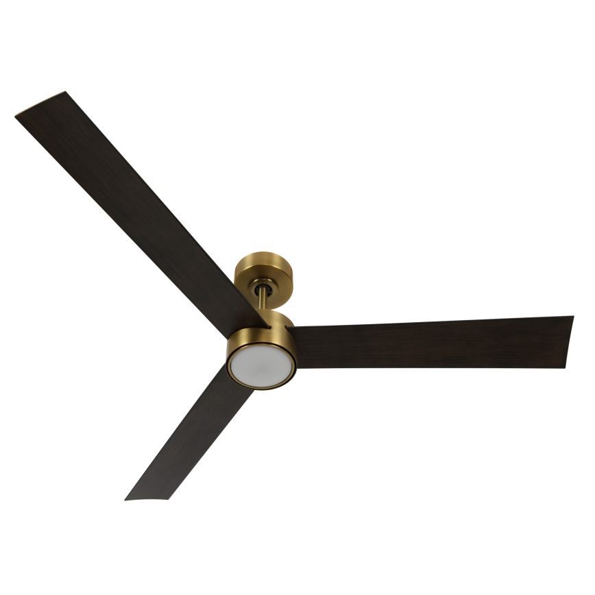 Stropný ventilátor s tromi tmavými lopatkami a mosadzným stredom sa otáča. Je umiestnený na bielom pozadí.