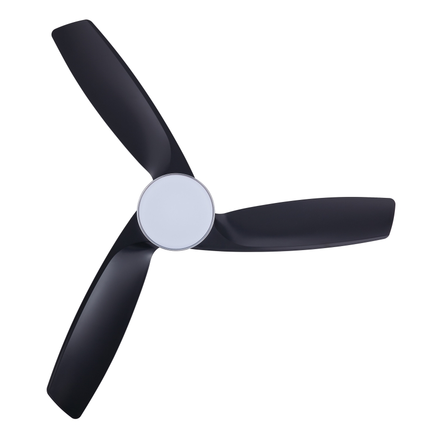 Trojlistý stropný ventilátor s čiernymi lopatkami a bielym stredom sa nachádza pred bielym pozadím. Ventilátor je statický, neotáča sa.