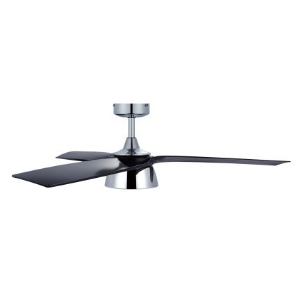 Stropný ventilátor s tromi tmavými lopatkami a chrómovým telom je pripevnený k stropu. Lopatky sú vodorovne rozložené. Ventilátor je na bielom pozadí.