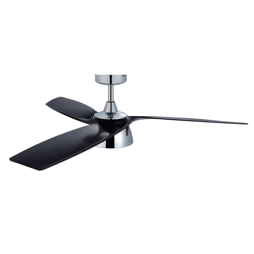 Trojlistý stropný ventilátor s čiernymi lopatkami a chrómovým puzdrom je zobrazený v bielom prostredí. Ventilátor je staticky zobrazený; nie je v pohybe.