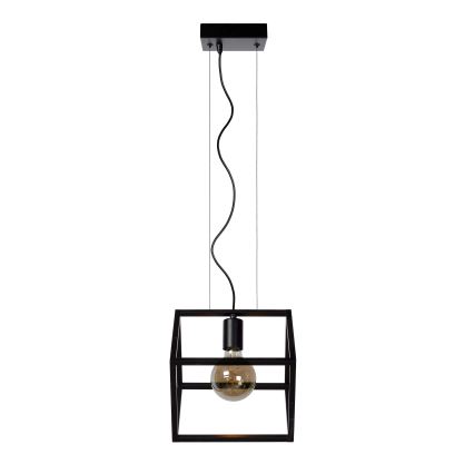 Čierna kovová lampa visí zo stropu. Žiarovka s teplým svetlom je umiestnená v štvorcovej klietke. Lampa je zavesená na čiernom kábli.