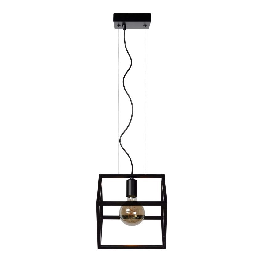 Čierna kovová lampa visí zo stropu. Žiarovka s teplým svetlom je umiestnená v štvorcovej klietke. Lampa je zavesená na čiernom kábli.