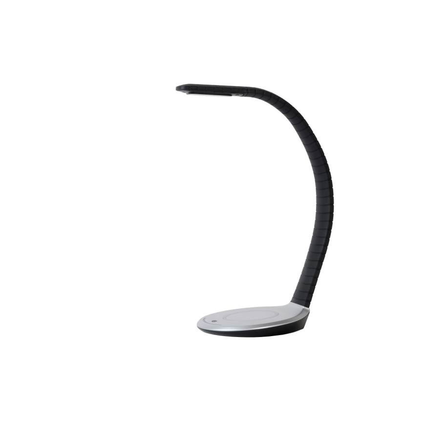 Stolná lampa s ohnutým čiernym ramenom a striebornou základňou stojí na bielom pozadí.