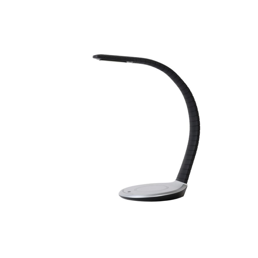 Stolová lampa s ohybným čiernym ramenom a striebornou základňou svieti. Lampa je umiestnená na bielom pozadí.