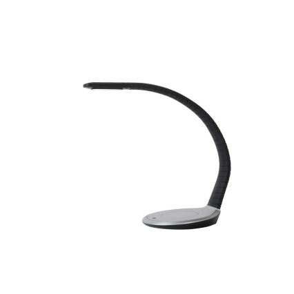 Stolná lampa s flexibilnou čiernou nohou a striebornou základňou svieti. Je umiestnená na bielom pozadí.