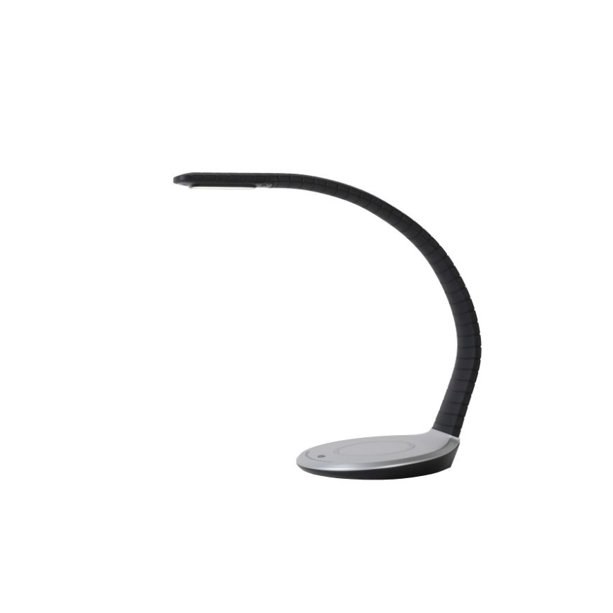 Stolná lampa s flexibilnou čiernou nohou a striebornou základňou svieti. Je umiestnená na bielom pozadí.