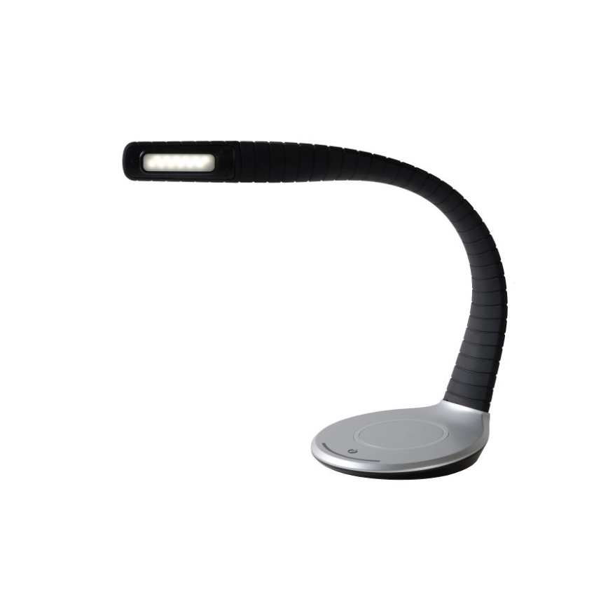 Stolová lampa s LED osvetlením svieti. Má ohnuté čierne rameno a striebornú základňu s bezdrôtovou nabíjacou plochou.