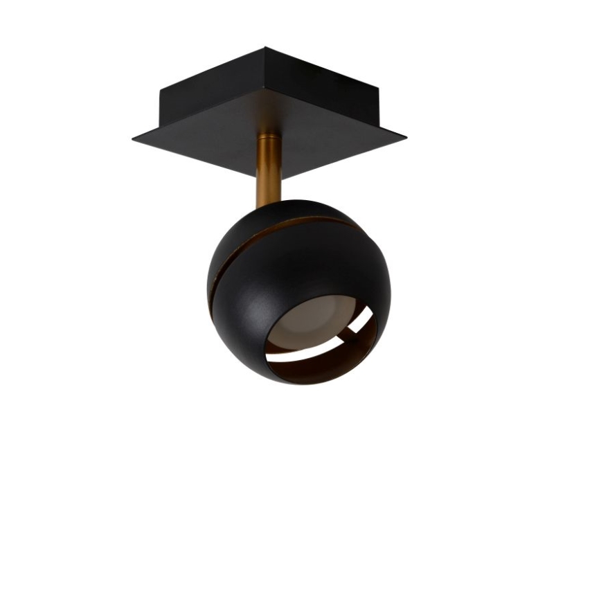 Svietidlo svieti. Čierna guľová lampa na zlatej tyči je pripevnená k štvorcovej čiernej základni. Svetlo je zavesené na strope.