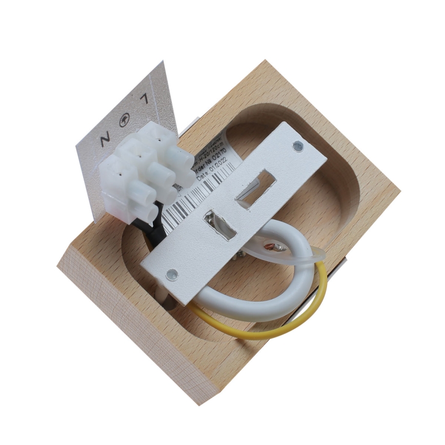 Drevený podstavec s elektrickou inštaláciou. Pripojené sú káble a svorkovnica s označením „N 7“, „Type No 02170“, „Date 01/2022“ a čiarovým kódom. Súčasťou je aj biely plastový diel.