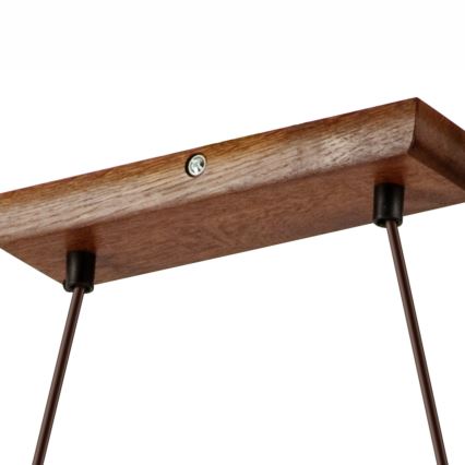 Drevená stropná doska s dvoma kovovými káblami visí zo stropu. Doska je pripevnená k káblom pomocou skrutiek.