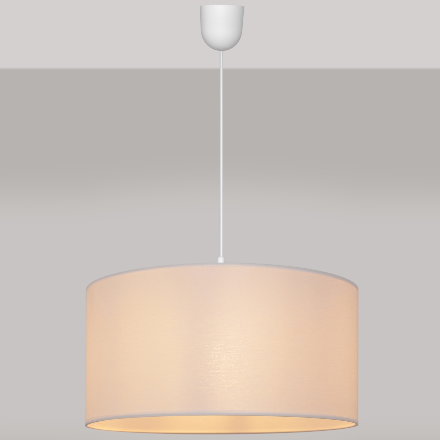Závesné svietidlo s valcovým tienidlom svetlo béžovej farby visí z bieleho stropu. Tienidlo je z látky.