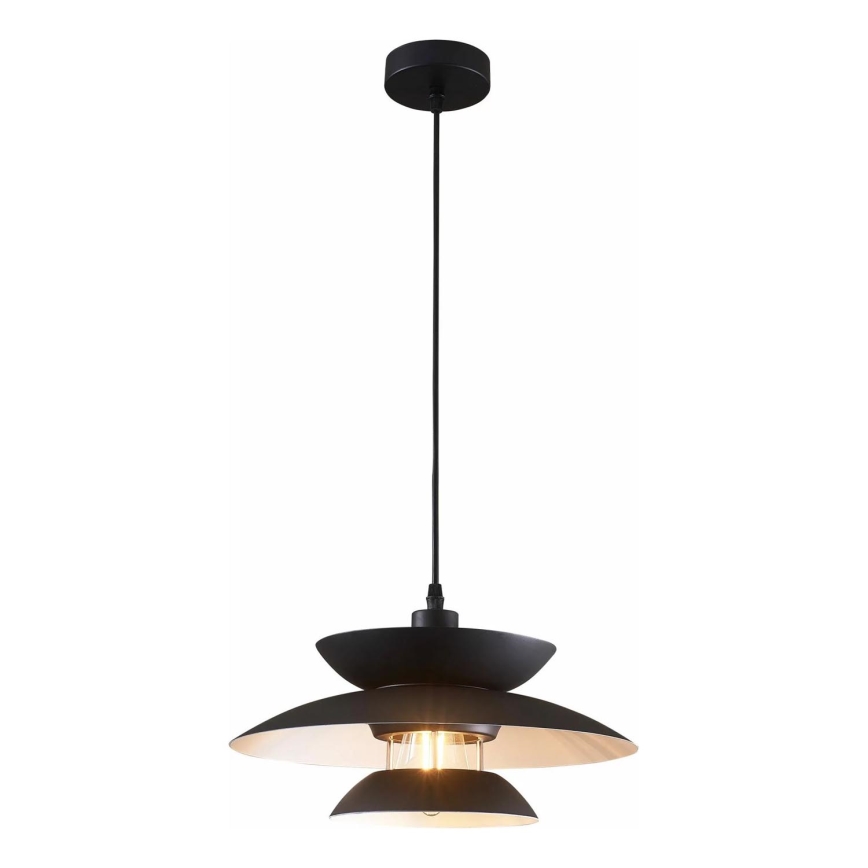 Čierna závesná lampa s tromi prekrývajúcimi sa tienidlami visí z čierneho stropného úchytu. Stredné tienidlo je čiastočne priesvitné a ukazuje žiarovku. Pozadí je biele.