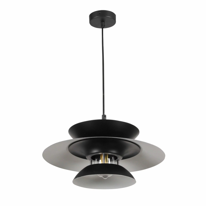 Čierna závesná lampa s tromi tienidlami, visí zo stropu. Najväčšie tienidlo je svetlosivé, pod ním sú dva menšie čierne tienidlá. Vnútorné tienidlo odhaľuje žiarovku.