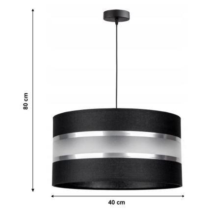 Závesné svietidlo visí zo stropu. Má valcovitý tienidlo z čiernej látky s dvoma striebornými pásikmi a priesvitným materiálom. Rozmery: priemer 40 cm, výška 80 cm.