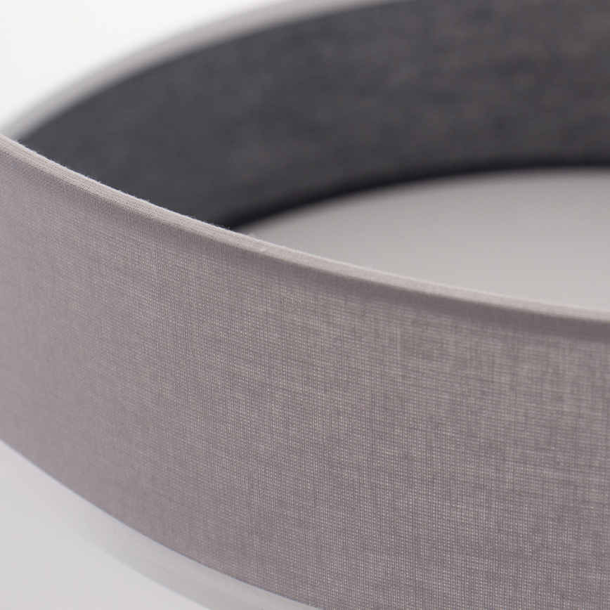 Šedý textilný kruh s tmavosivým vnútorným okrajom leží na bielom podklade.